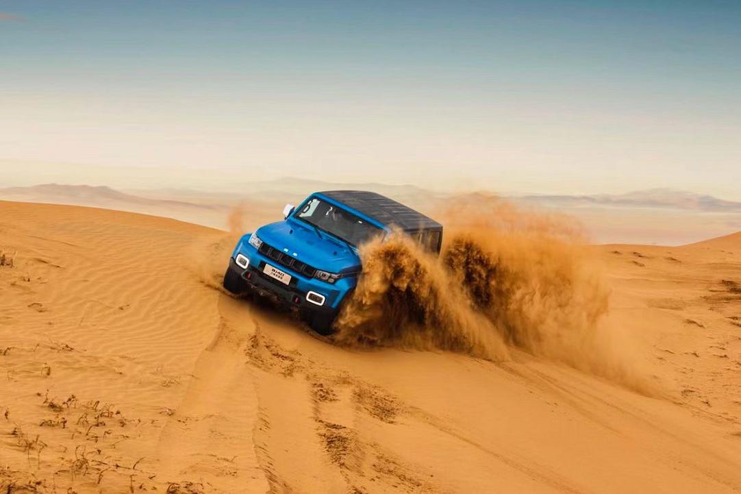 8.5个油，一箱油近千公里，一众女生为之疯狂，BJ40优势在哪？