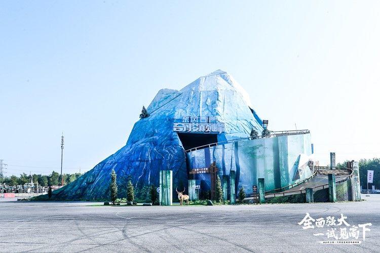 硬派越野车挑战80°c坡,越野挑战90度上坡视频