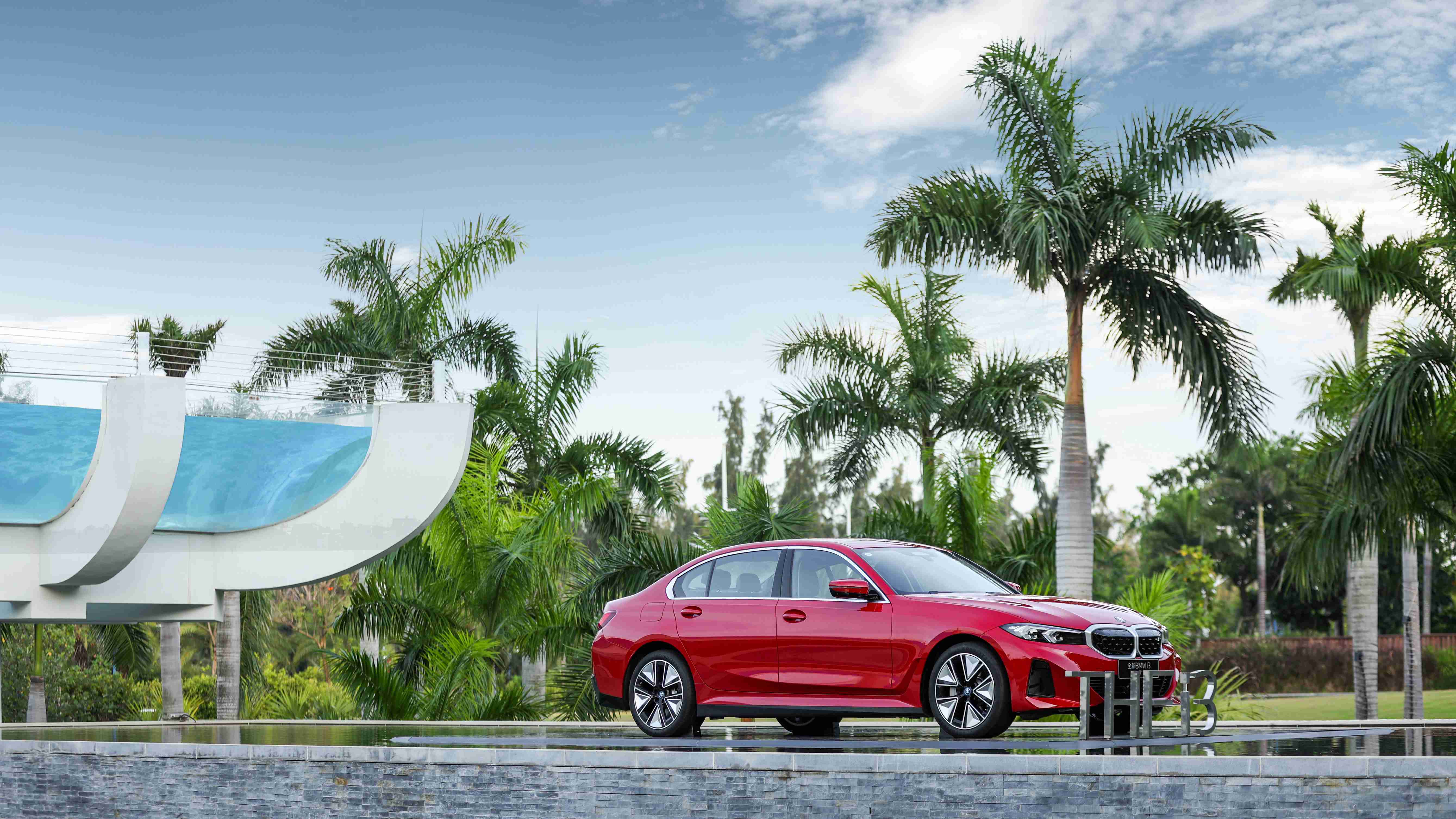 bmw鍗楀尯涓変簹,bmw鏂板勾鏃呰