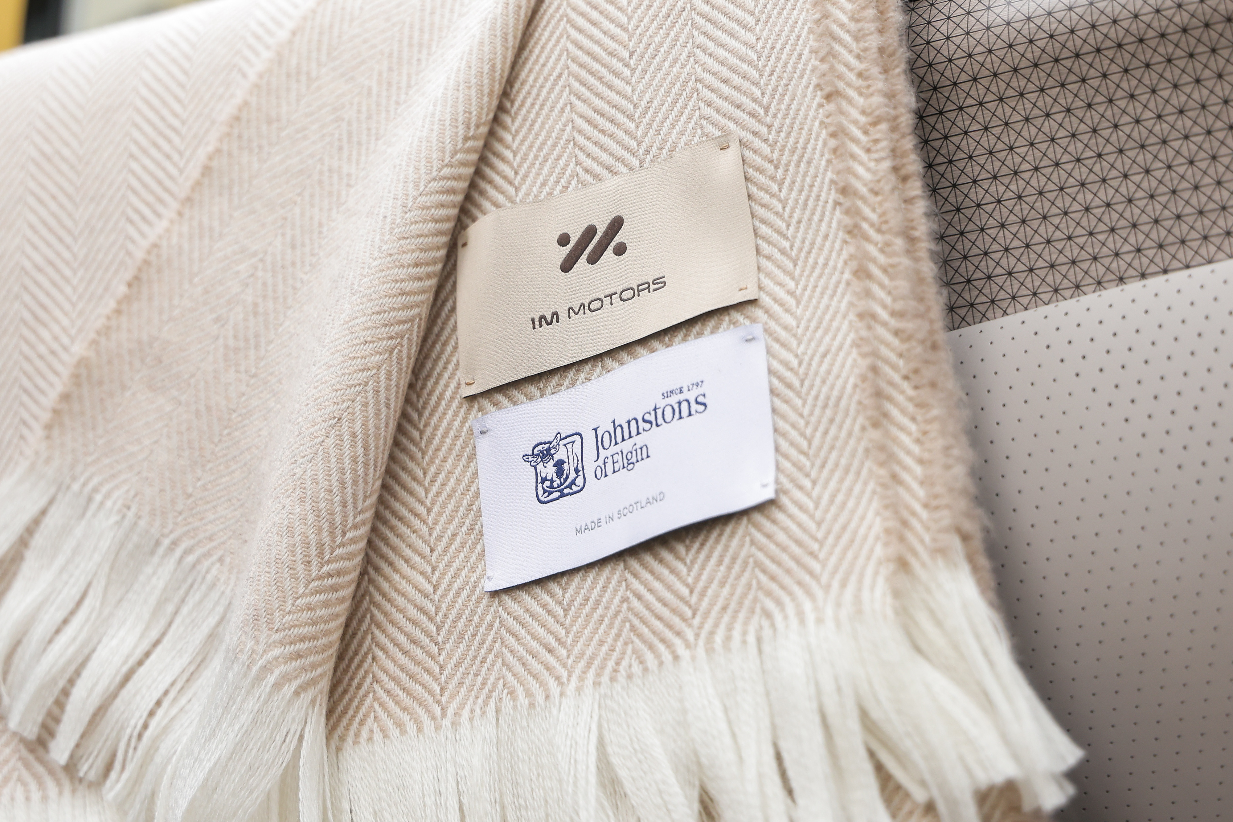 智己与英国百年羊绒品牌推出联名家居毯