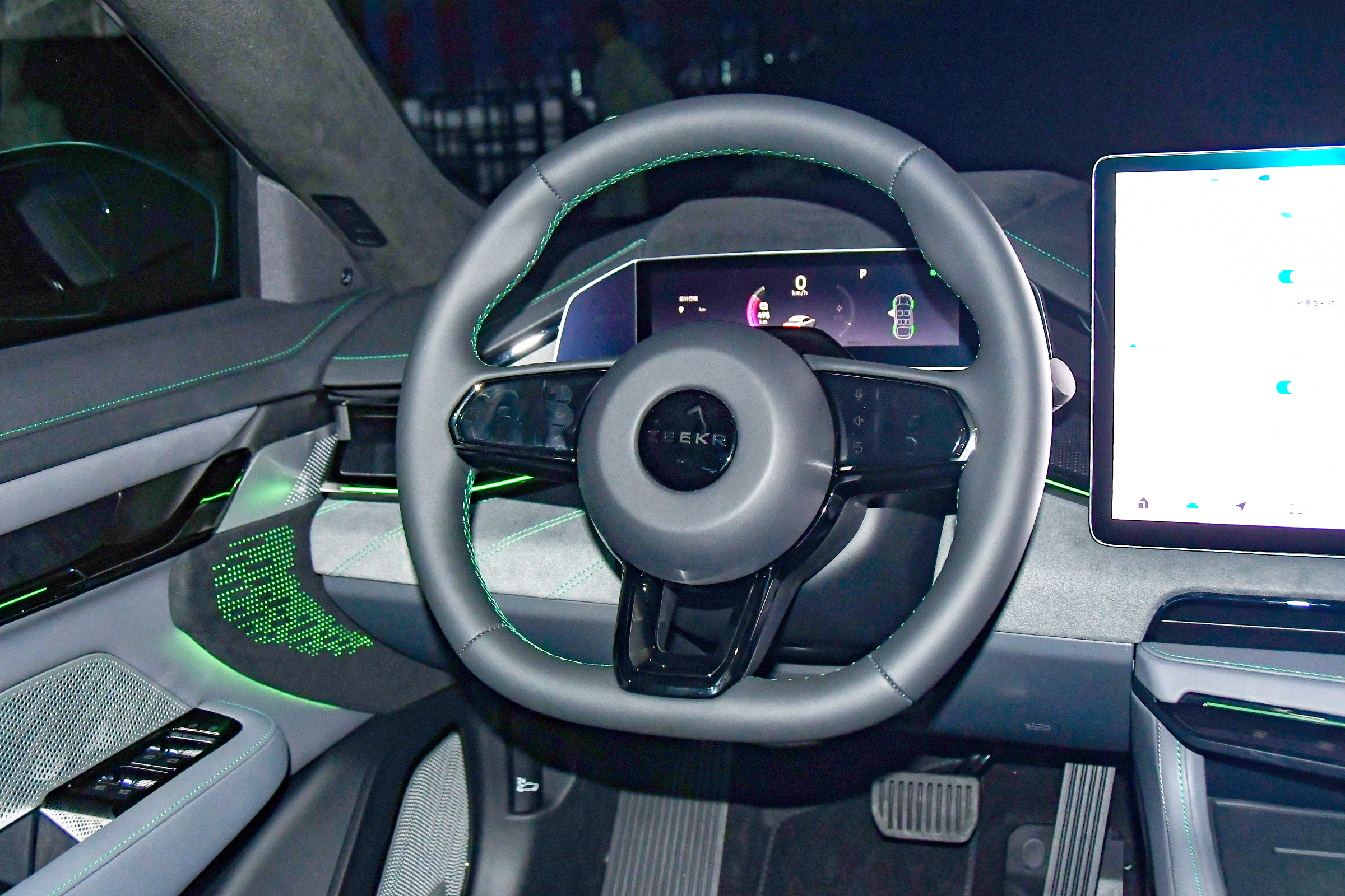 30万元的“国产版”保时捷Panamera是否值得购买？极氪001如何？