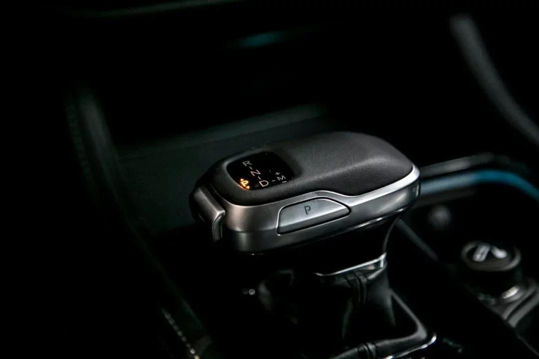 国产硬派越野bj40英雄版上市了,刀锋柴油版bj40最帅姿态