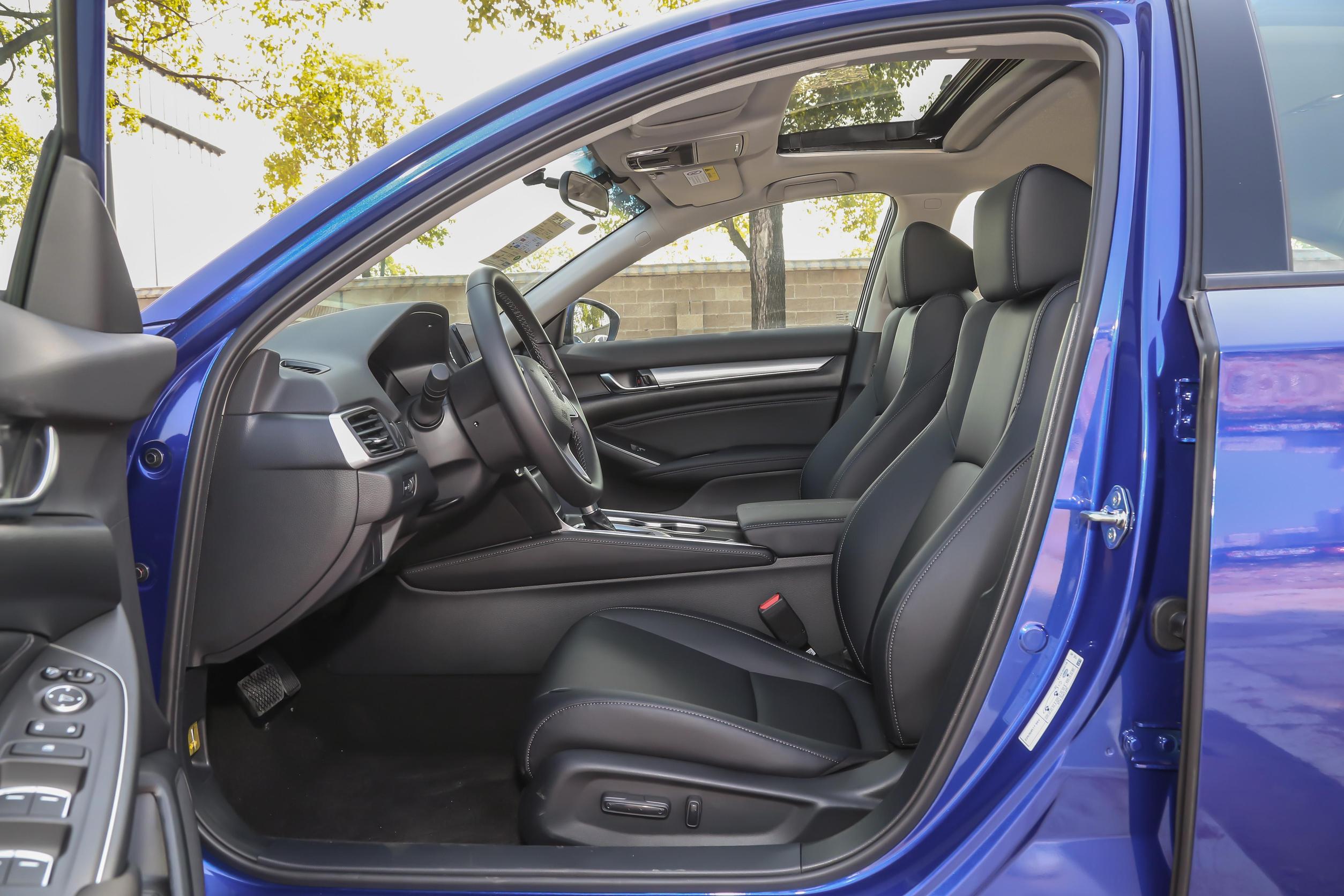 雅阁2022款260turbo豪华版内饰白色,本田雅阁2022款260TURBO舒适版