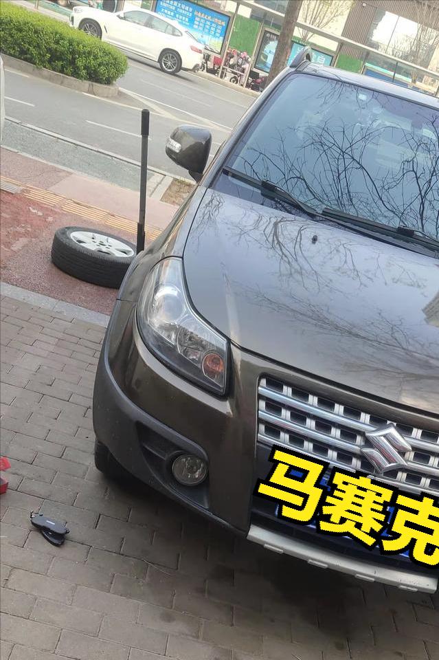 铃木天语sx4更换刹车片教程,铃木天语sx4三厢后面咚咚异响