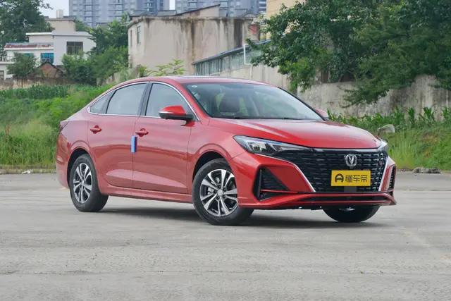 1.4T蓝鲸发动机，百公里油耗6.4L，长安逸动适合家用，价格亲民