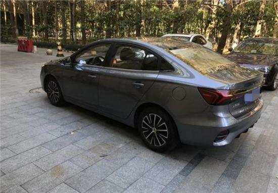 荣威i5给您舒适体验停车无压力,荣威i5大空间动力足跑着绝对有劲