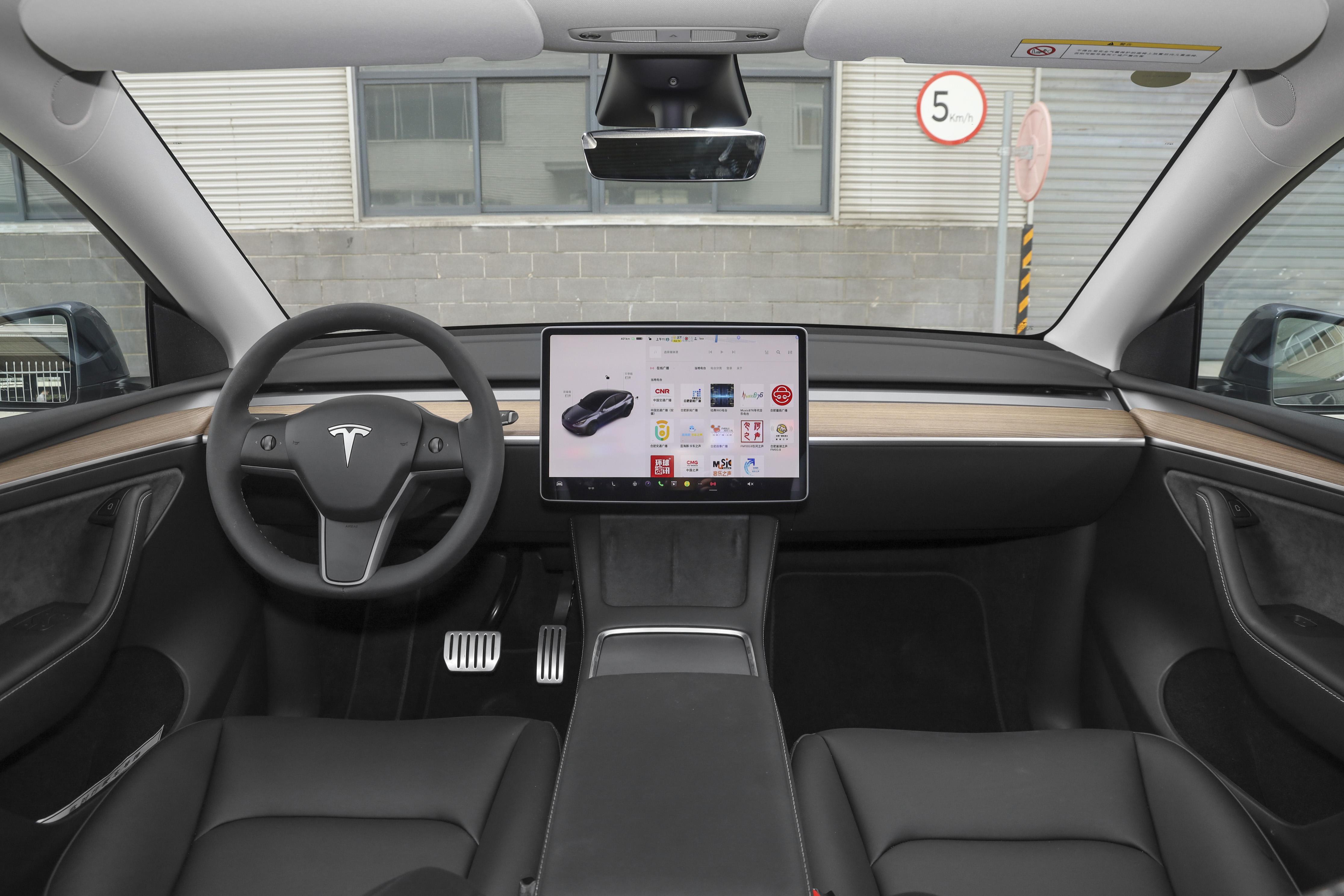 特斯拉modely长续航四驱雪地实测,红绿灯特斯拉modely高性能版测评