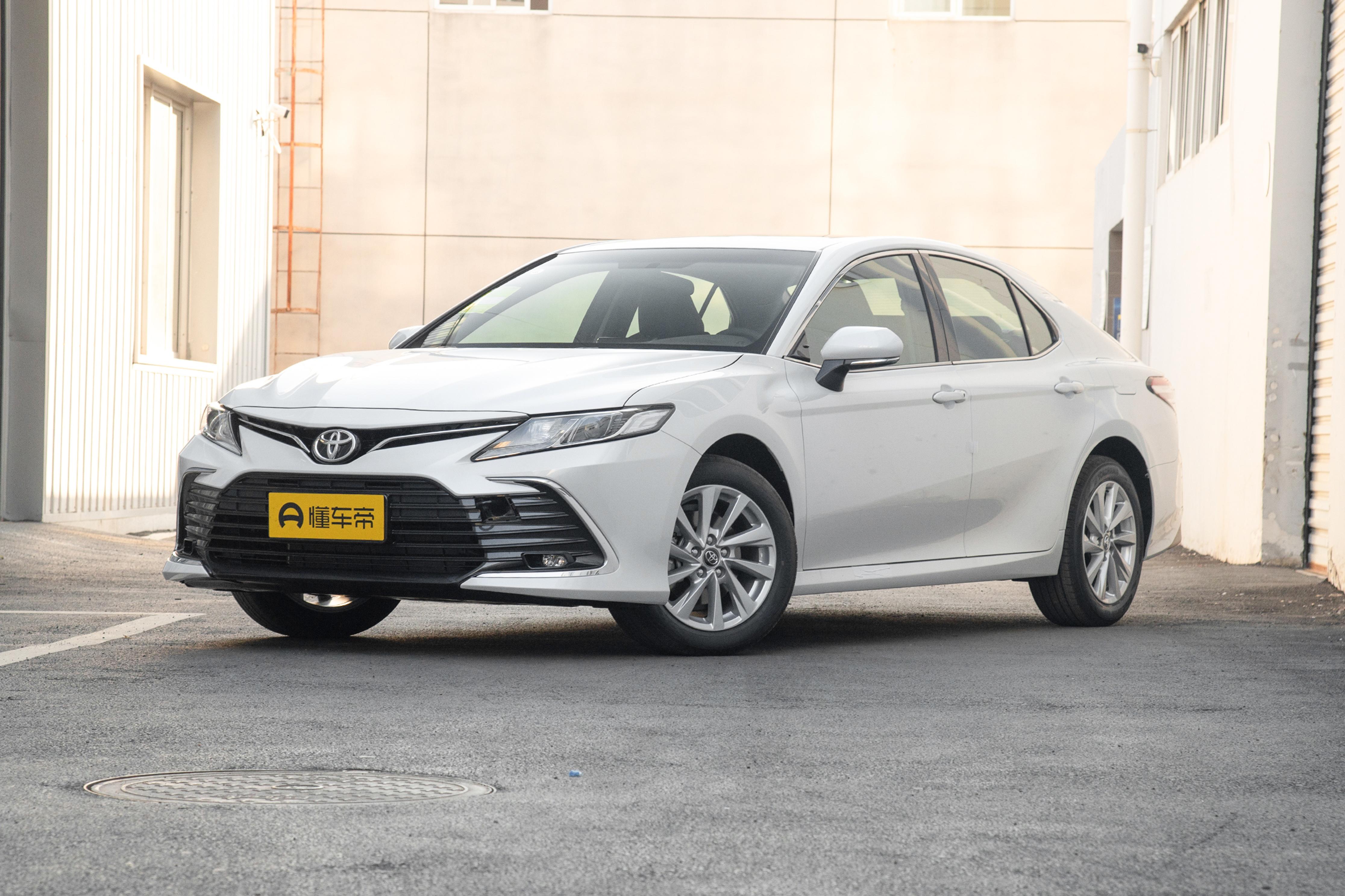 试驾丰田凯美瑞：配2.0L自吸发动机，NEDC综合油耗5.7L，值得入手