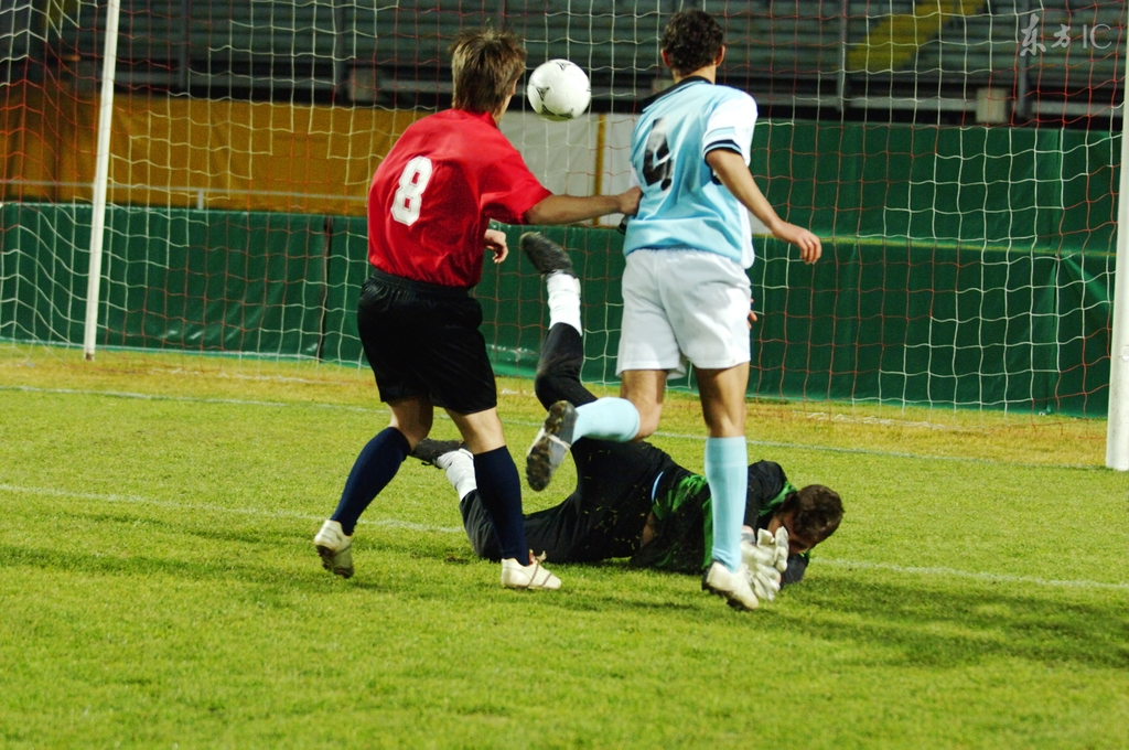 小说：他接二连三地进球失败，惨遭队友嫌弃