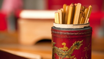 小说：掌柜当她是小老百姓，故意抬价，谁知被她一句话吓得腿软了