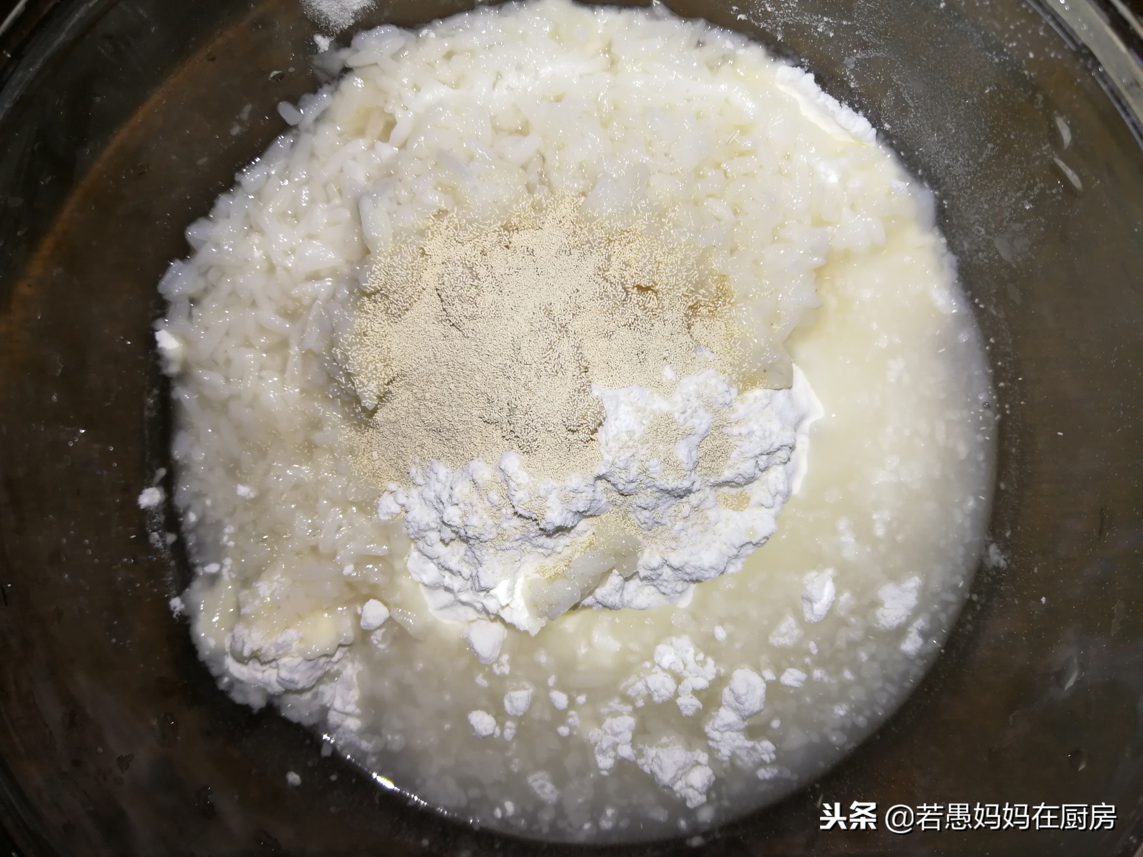 这面和的像稀泥，做出来的饼柔软筋道，放凉都不会硬，做法超简单
