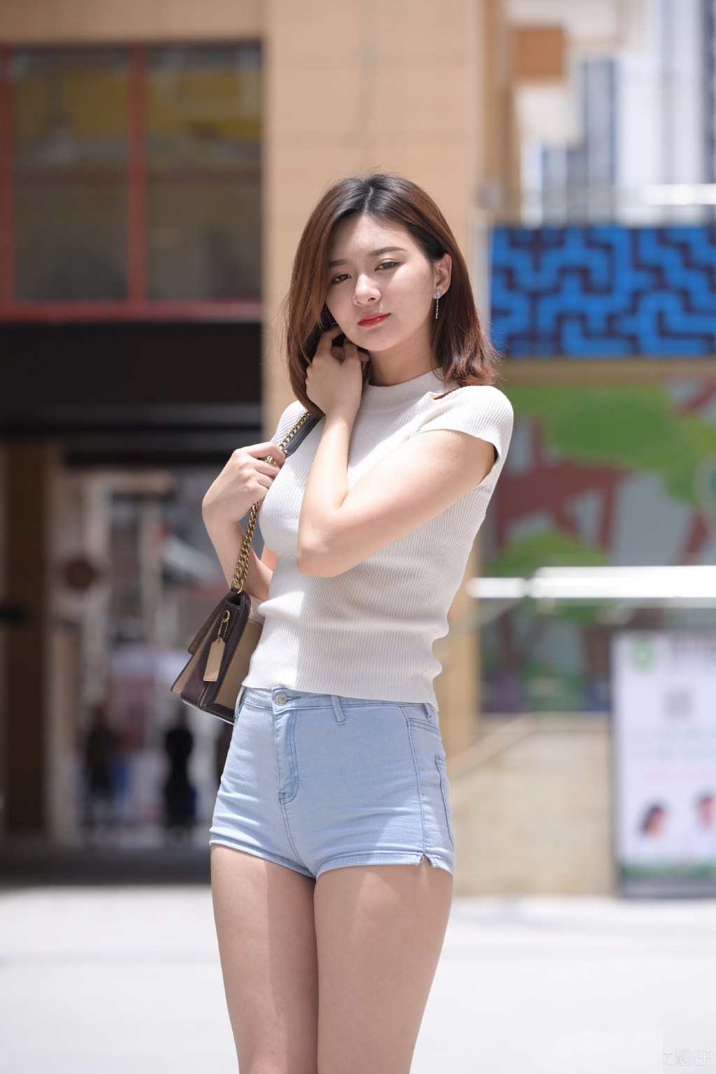 牛仔宽腿短裤如何搭配上衣,牛仔短裤穿搭修身时尚充满活力感