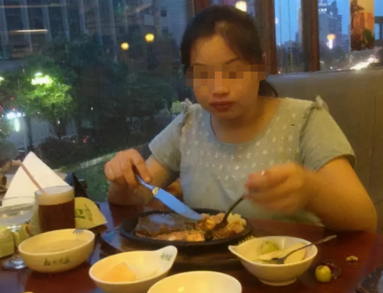 胎儿胎动一直踢肚子两侧,每次胎动都感觉在使劲踢