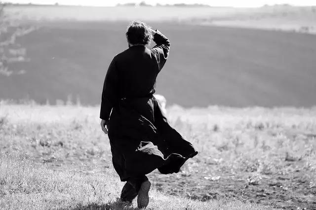 怎么把梳子卖给和尚搞笑,怎么把梳子卖给和尚的营销方案