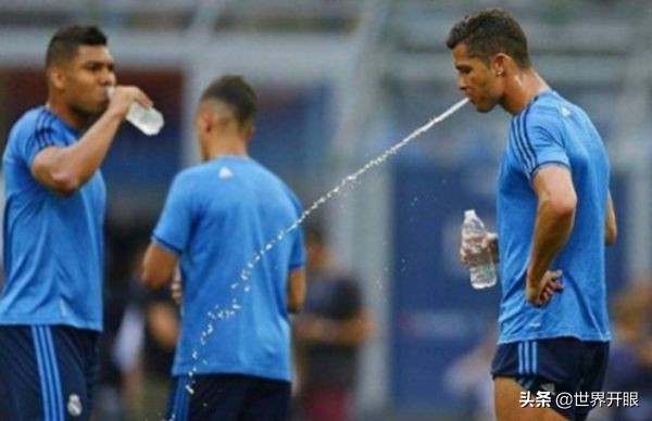 足球运动员为什么喝水要吐出来,为什么足球运动员喝了饮料吐出来