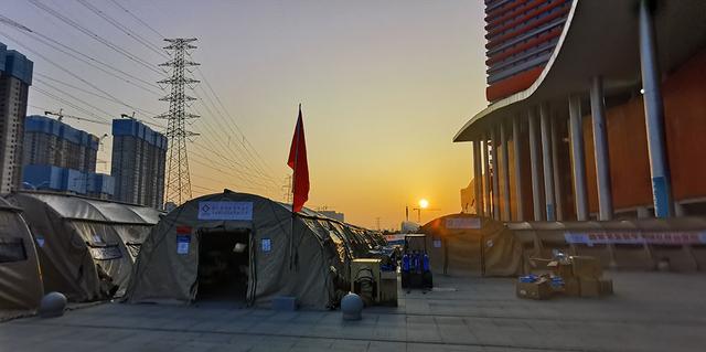 方舱医院抗击疫情实录,疫情下的武汉慢镜头