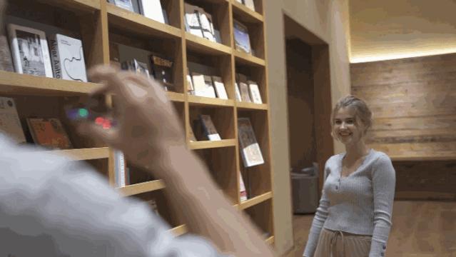 一个会自己飞回来的陀螺，不单是小孩子，连大人都玩得不亦乐乎