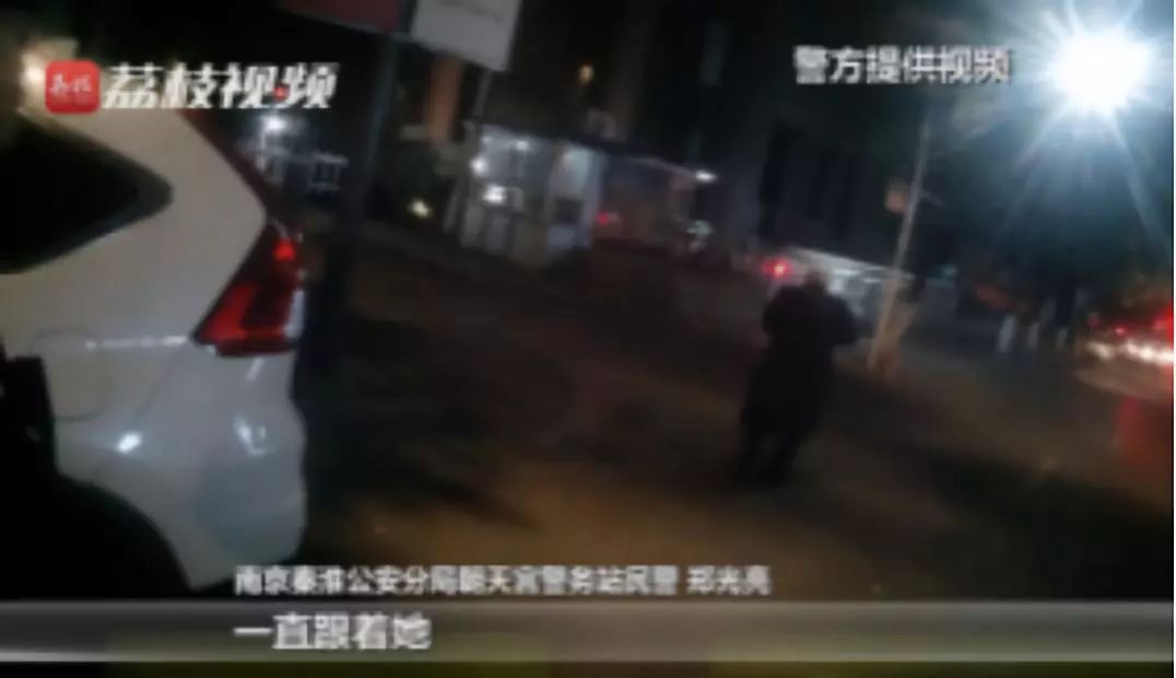 上海一男子持刀砍人，民警开枪击伤并送医【三分钟法治新闻全知道】