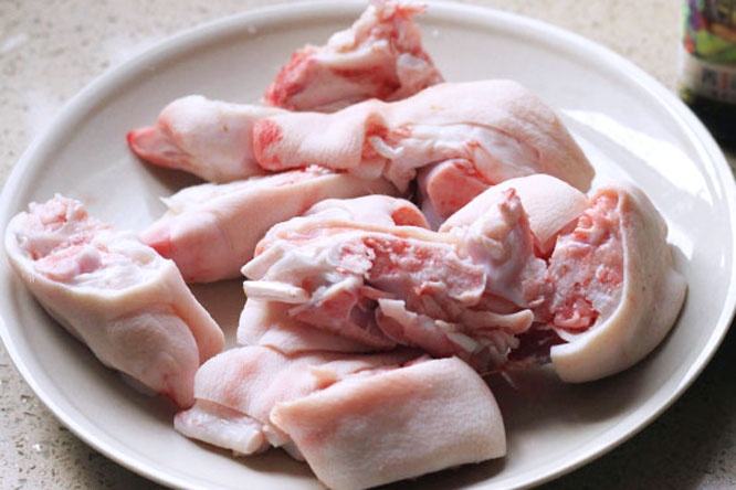 红烧猪蹄怎样上色更深,红烧猪蹄可以放酱油吗