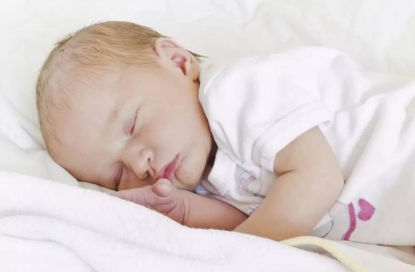 宝宝夜里不好好睡觉总醒怎么办,宝宝白天不睡好影响晚上睡眠