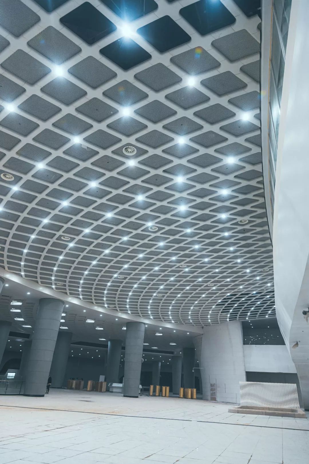 光谷广场地下综合体照片,光谷地下综合体和地下长廊