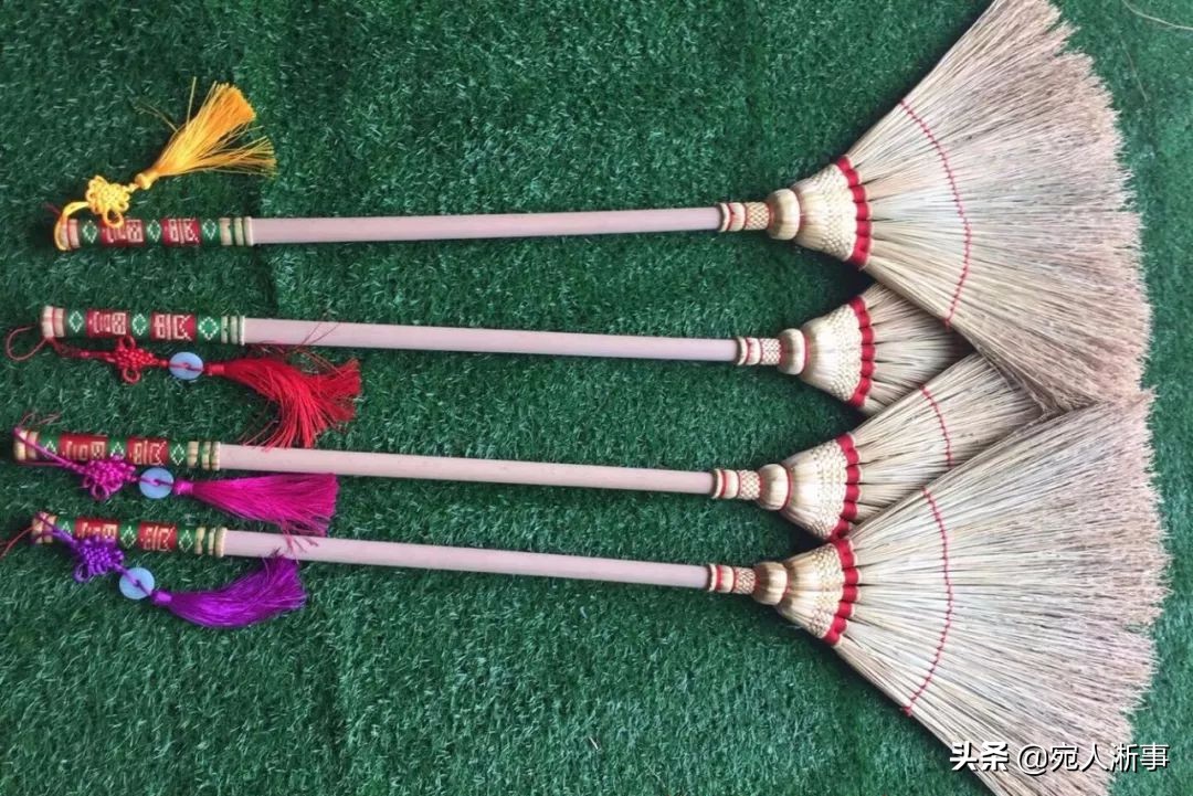 农村集市卖扫把一月能挣多少钱,农村一种野草曾经卖300元一斤