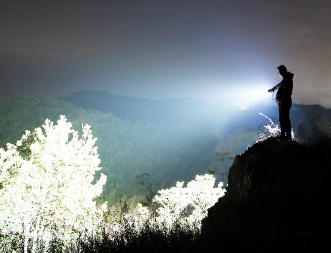 强光直射手电筒,强光手电筒远射超亮60个小时以上