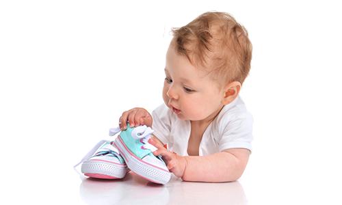宝宝的鞋子怎么选不伤脚,宝宝的鞋怎么穿