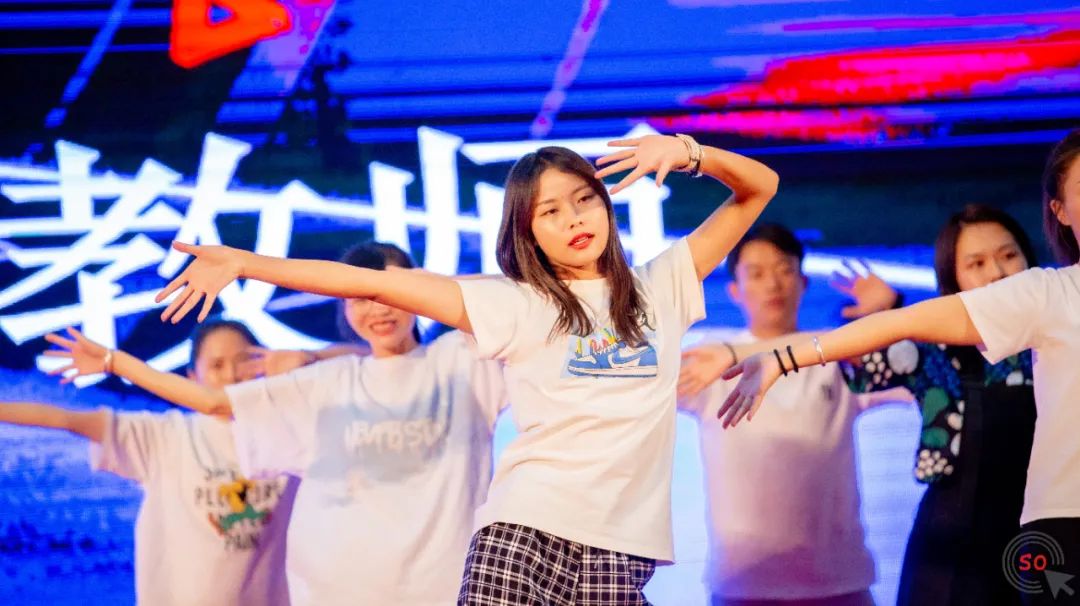 白塔中学2019年庆祝视频,白塔中学表彰大会