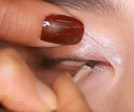 眼线一画上就晕染,眼线一笔画完视频