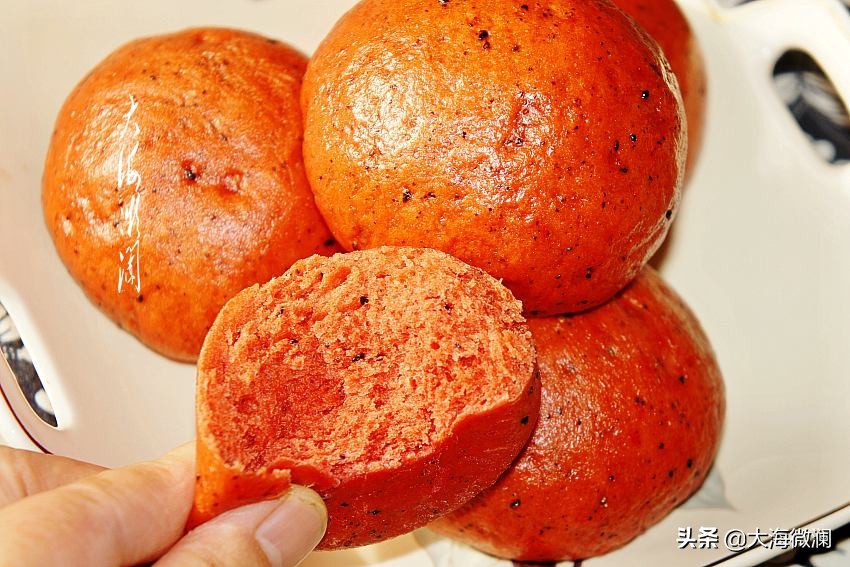 早餐低脂牛奶和全麦馒头,无麸质小米面粉馒头