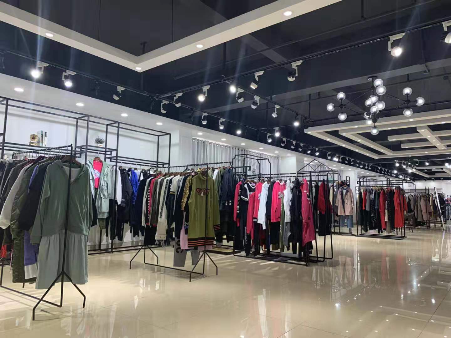 成都折扣女装批发,品牌折扣走份批发女装尾货