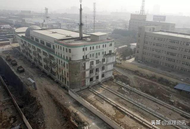 这些房子为了避免被拆的命运，也只能长腿“跑了”