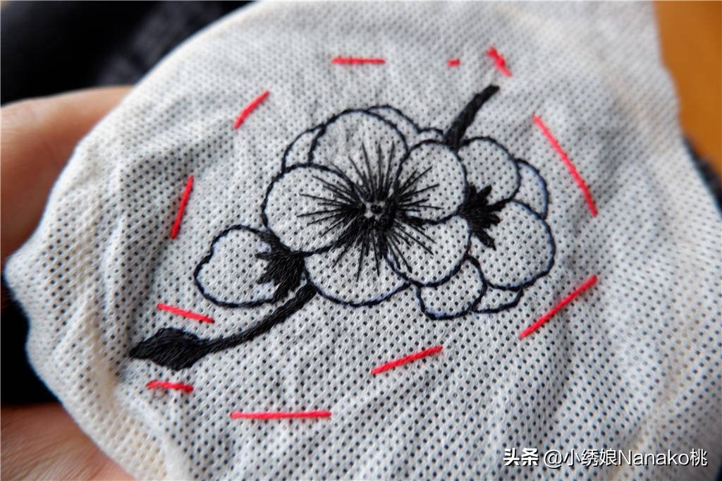 衣服被绣的东西弄脏了怎么办,衣服被消毒液染伤了要怎么修补