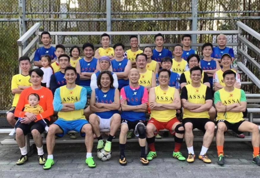 一众港星冒雨踢足球,吴岱融萧正楠浑身湿透,卢惠光父子罕见露面