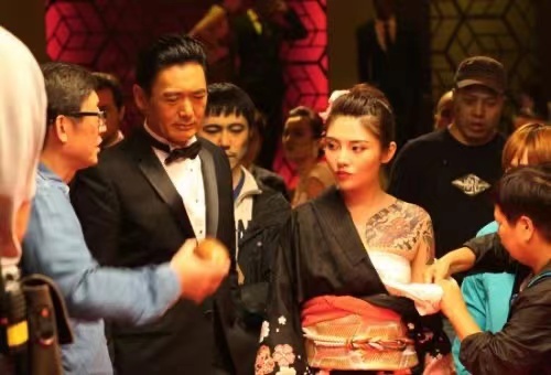 徐冬冬薄纱黑色吊带衫穿搭,徐冬冬薄纱黑色吊带衫