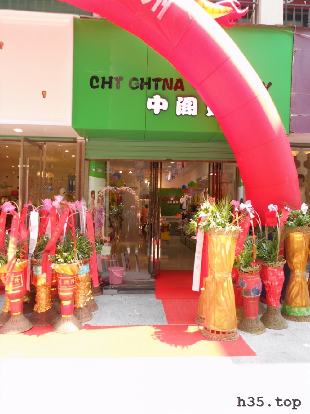 最新童装店双门头装修效果图,童装店怎么装修才有顾客