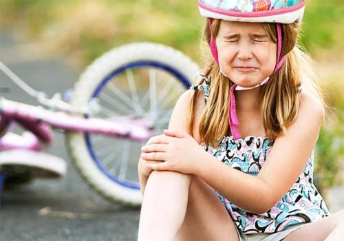 孩子摔到头血肿嗜睡,小孩摔倒头皮血肿严重吗