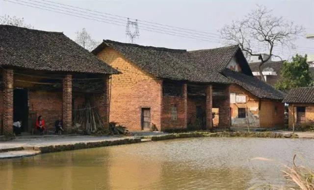 初四迎“灶王”，农村俗语“灶台放西北，家败人受累”，啥意思？