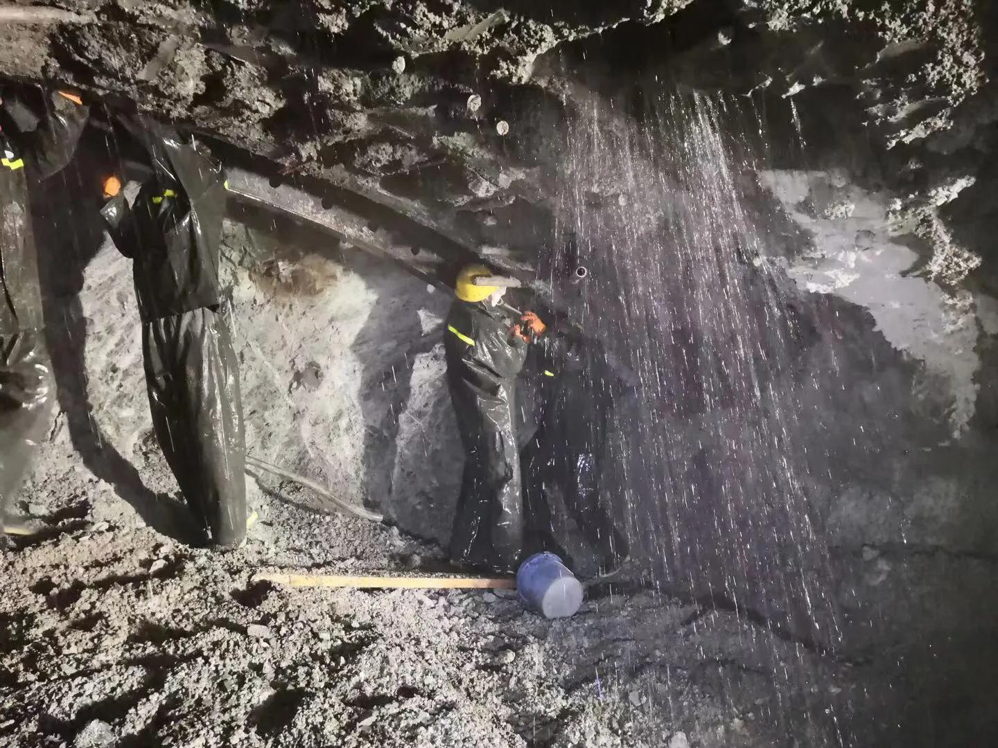 阿尔金山上的“路桥”人