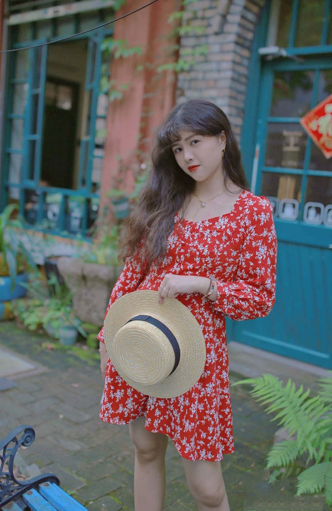 碎花裙显瘦款式怎么搭配,大碎花裙和小碎花裙哪个显年轻