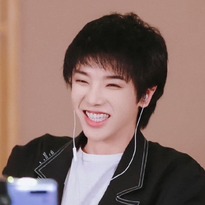 我证明:纯情少年华晨宇真的没有整容没有植发没有情人没有私生子