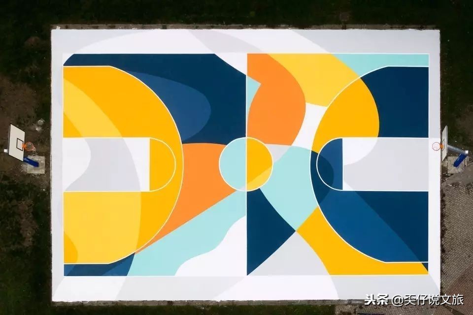 让人惊呆的篮球比赛,篮球场和足球场冲突对比