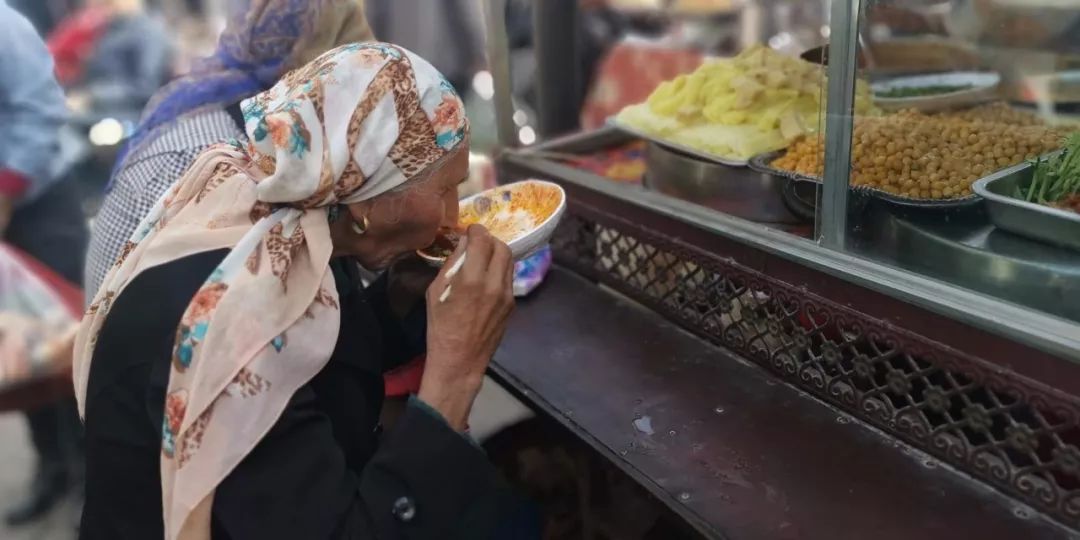 *疆新**早餐美|三步一娜扎，五步一热巴