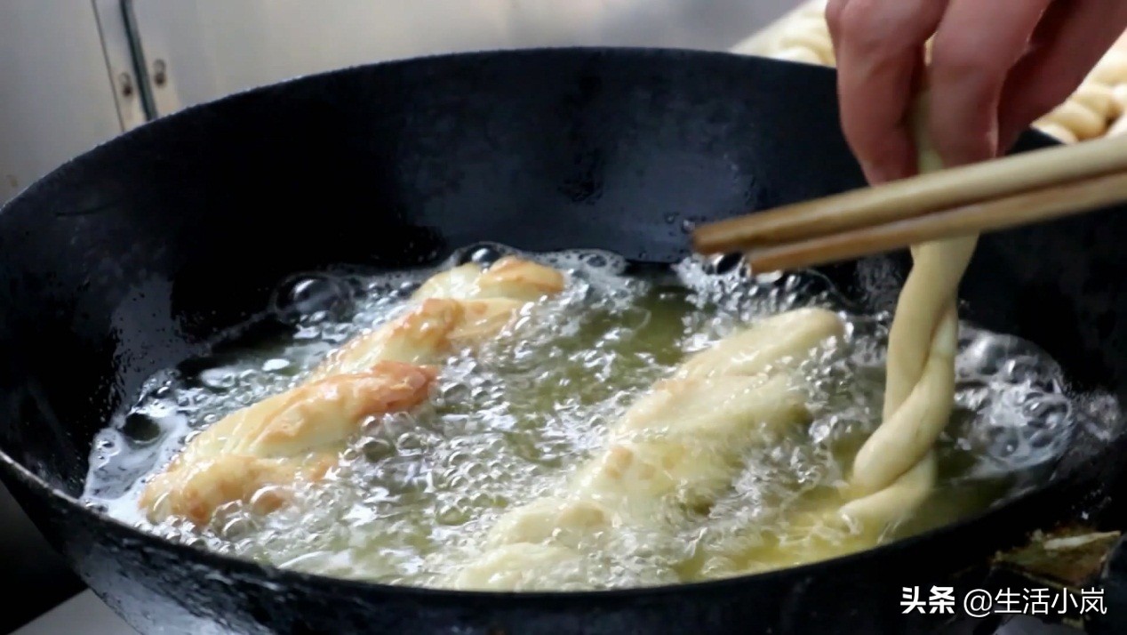 怎么炸软麻花里软外酥,炸出香脆的麻花