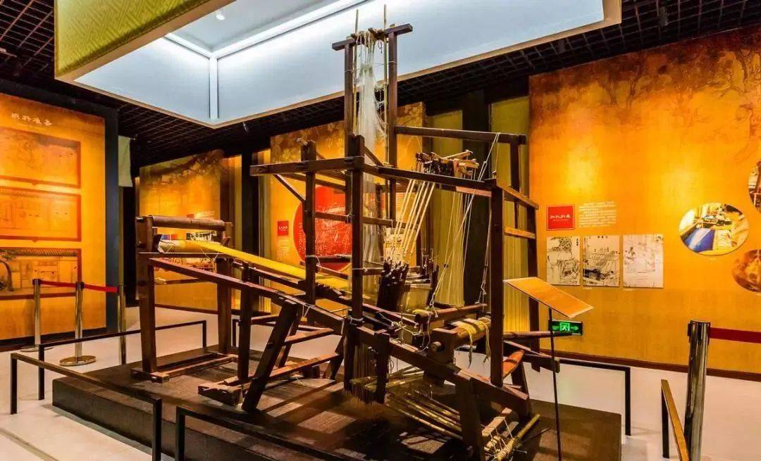 600克真金，145只孔雀羽毛，3年复原龙袍，到底有多壕？