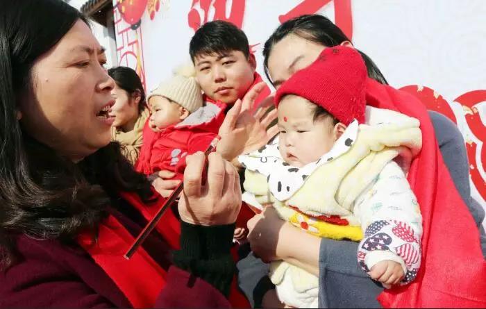 大杭州有种蔬菜只有冬天有，生吃是水果做菜一级棒，你猜是啥？荸荠甜，要过年，你家年货“备齐”没？