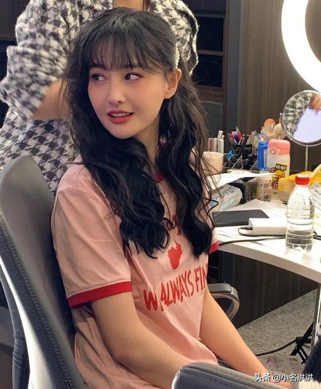 颧骨高头发蓬松多厚适合什么发型,颧骨高扎头发好看还是散头发好看