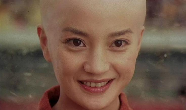 少林足球周星驰被飞铲,少林足球周星驰扔鸡蛋