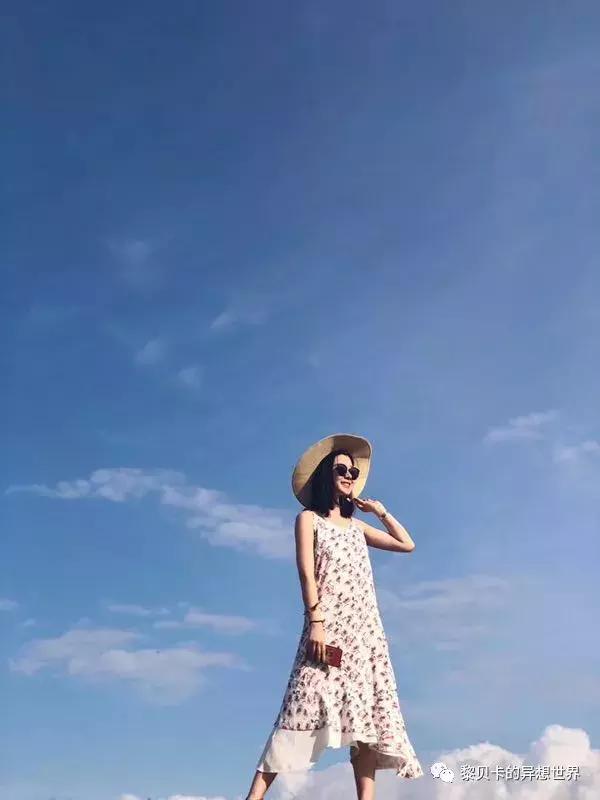 她们穿的连衣裙,她们穿的花裙子